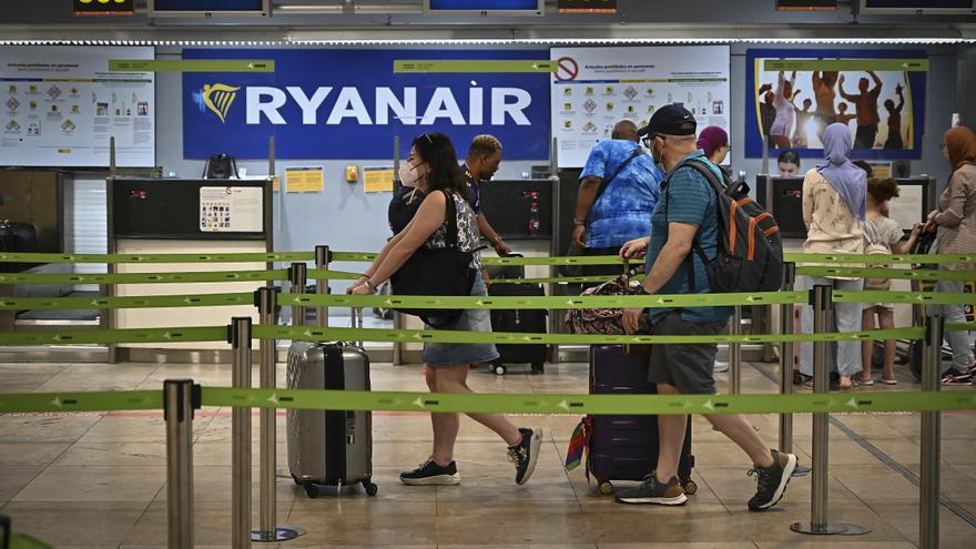 Dos vuelos cancelados y 223 retrasos en la segunda jornada de huelga de Ryanair