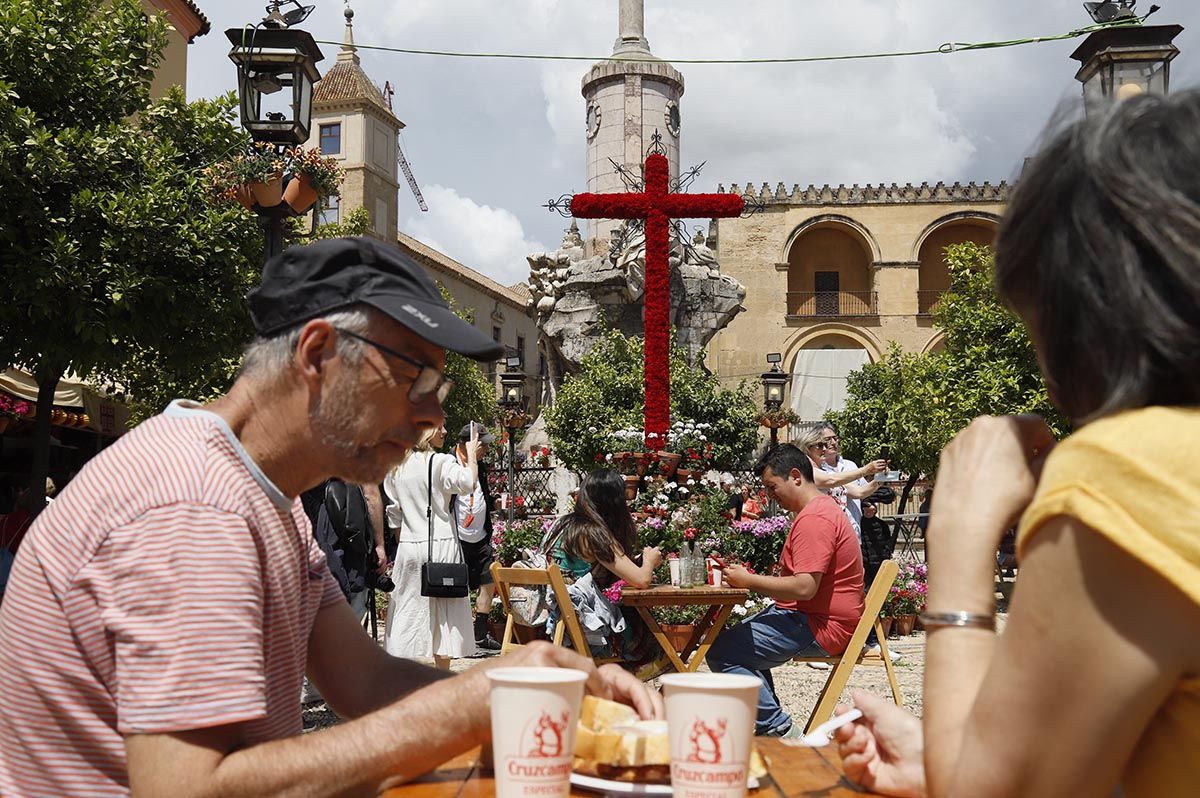 Las Cruces de Mayo vuelven a Córdoba con lluvia, Juanma Moreno y buen ambiente