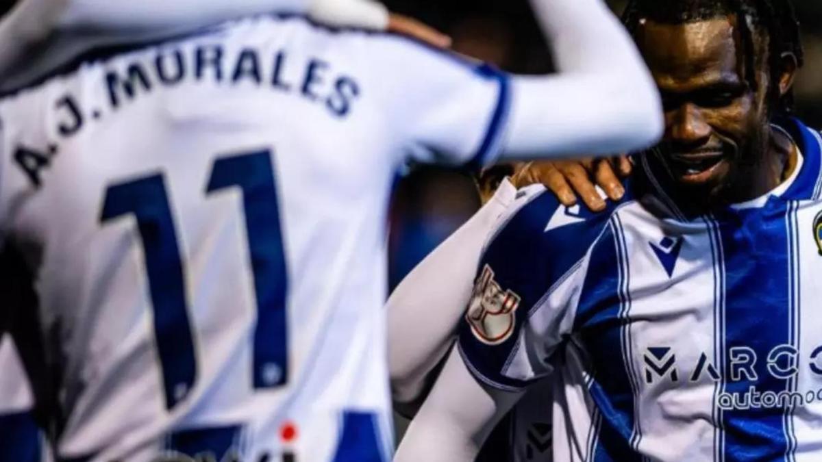 Koyalipou celebra su gol con el equipo