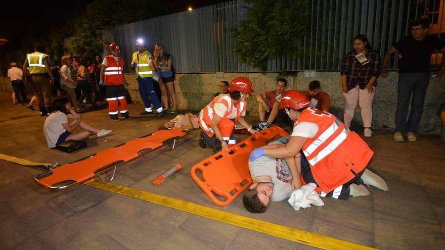 Los bomberos rescatan a los heridos de mayor gravedad. // Fotos: Gustavo Santos