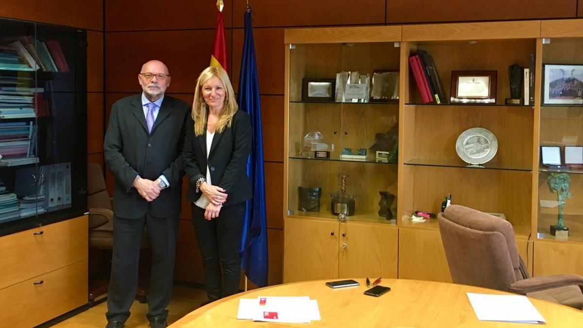 La alcaldesa, Ana María Martínez, con el director general de Carreteras del Gobierno, Francisco Javier Herrero