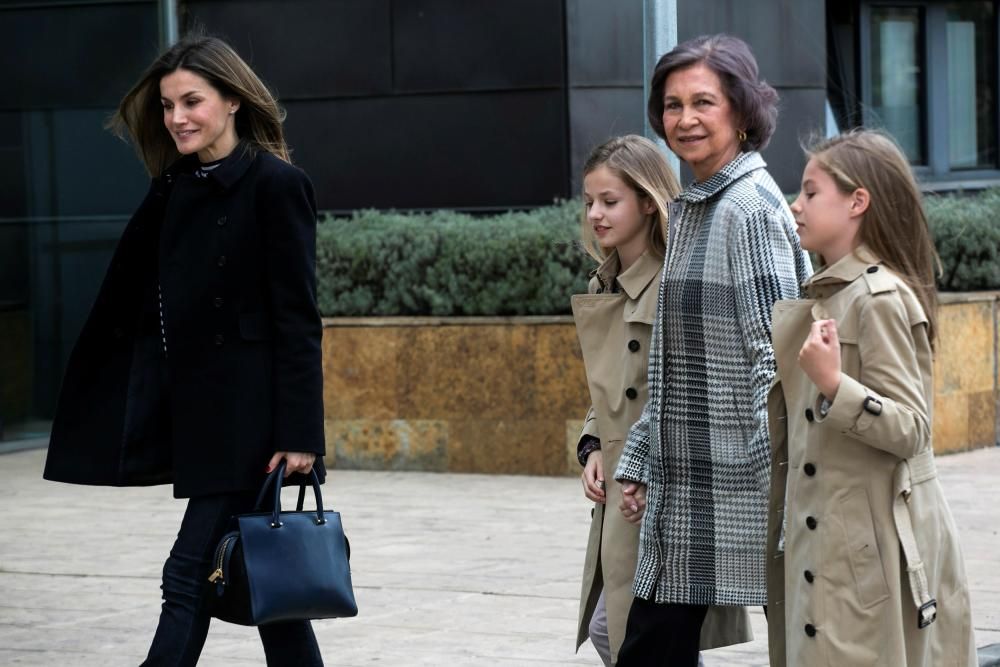 Los Reyes posan con sus hijas y con doña Sofía