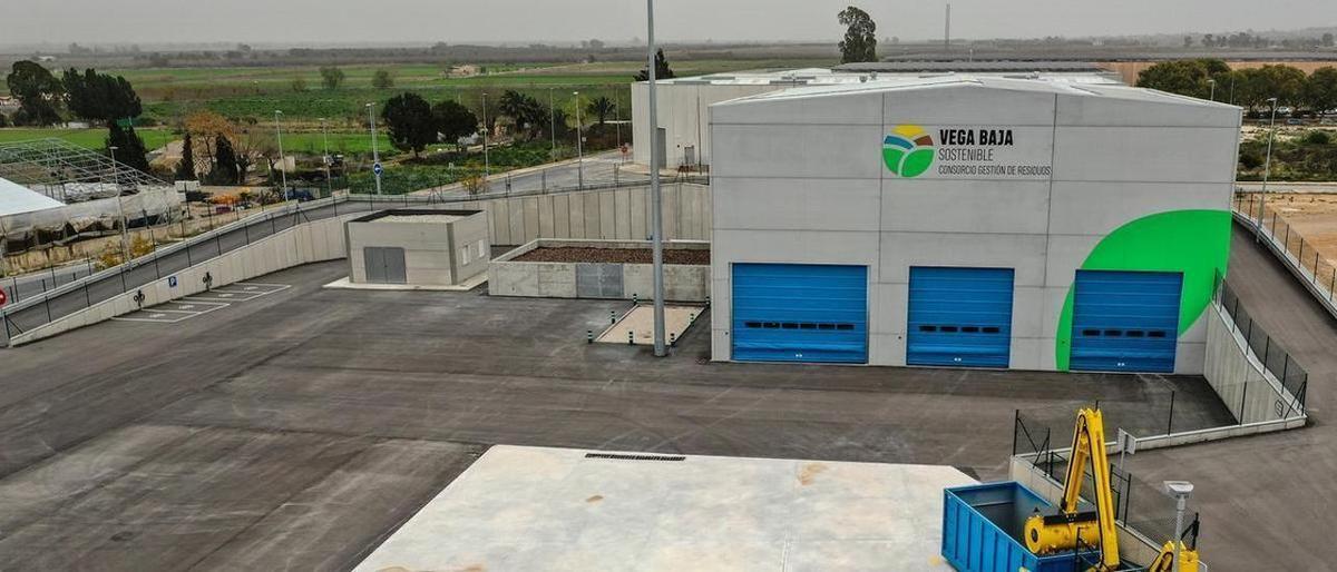 Vista aérea de la planta de tranferencia de basuras de Dolores situada en el polígono industrial Las Azarbes