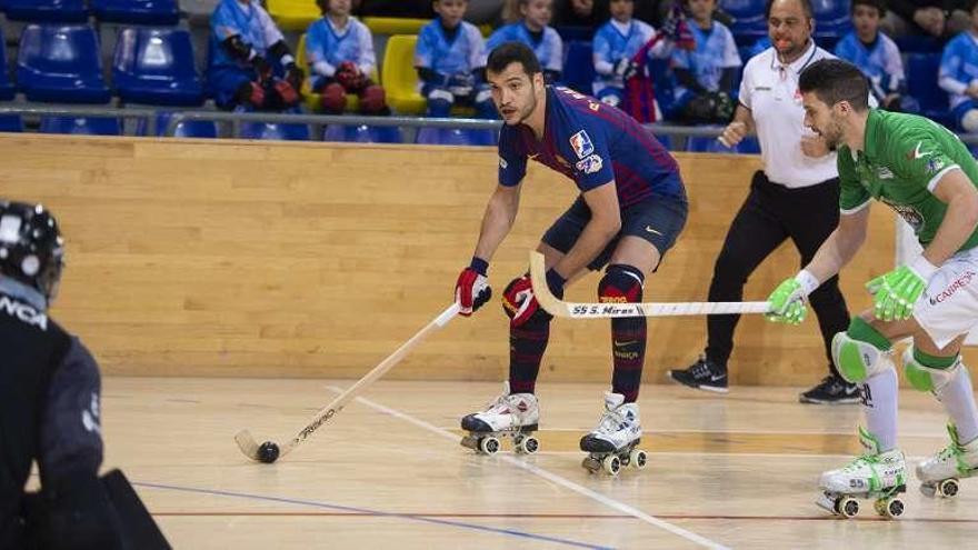 Pau Bargalló avanza con la bola presionado por Sergi Miras en el partido entre Liceo y Barça.