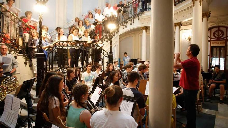 Un ensayo en el recibidor del Julián Orbón.