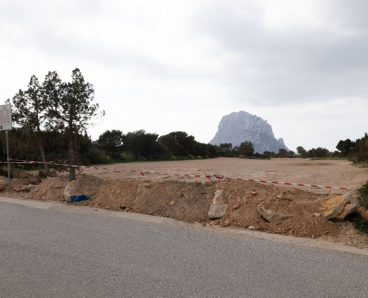 El alcalde sopesa tres propuestas para unir el 'parking' con la playa de Cala d'Hort