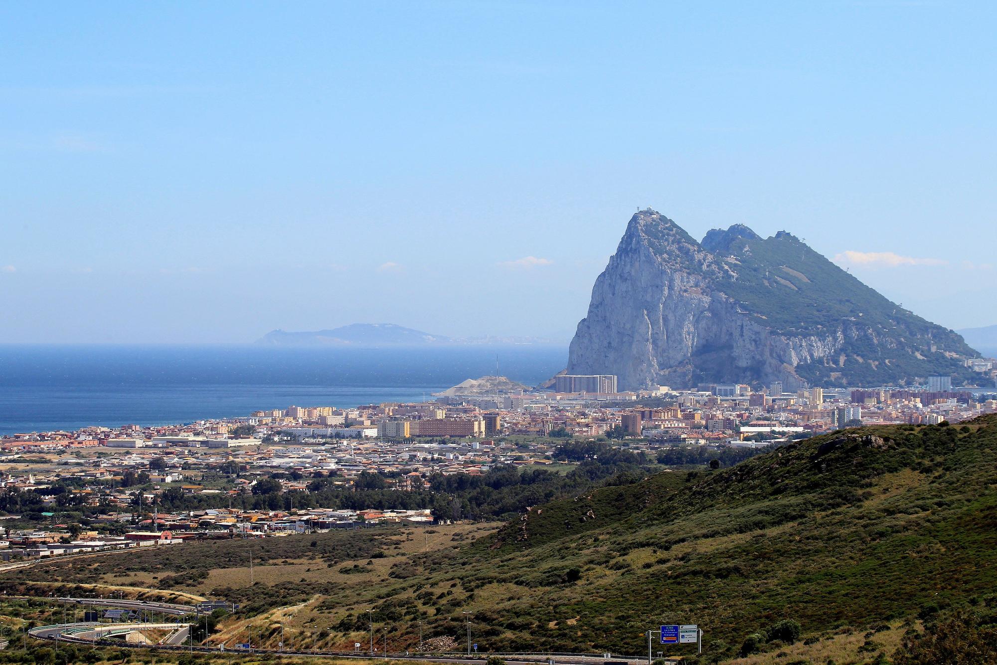 Una vista del Campo de Gibraltar, principal zona de acción de los traficantes de hachís, con el peñón al fondo.