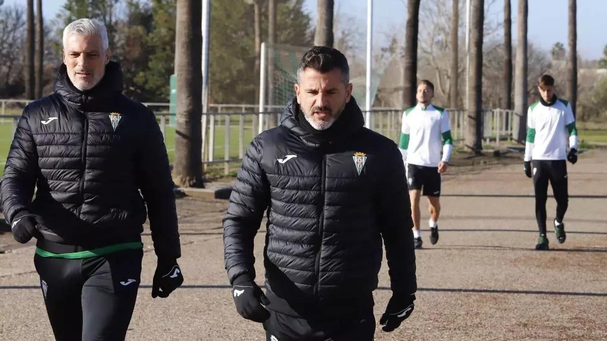 Iván Ania, junto a su segundo, César Negredo, en la llegada a un entrenamiento.