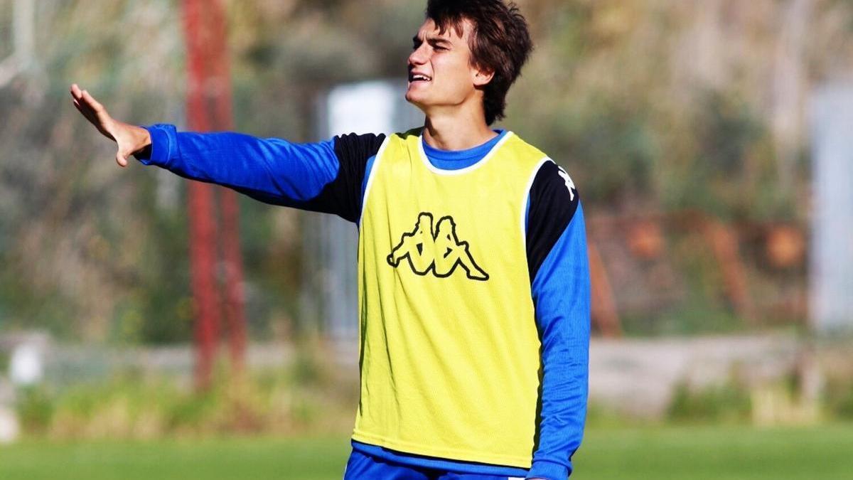 Slavy da indicaciones a sus compañeros durante un entrenamiento.