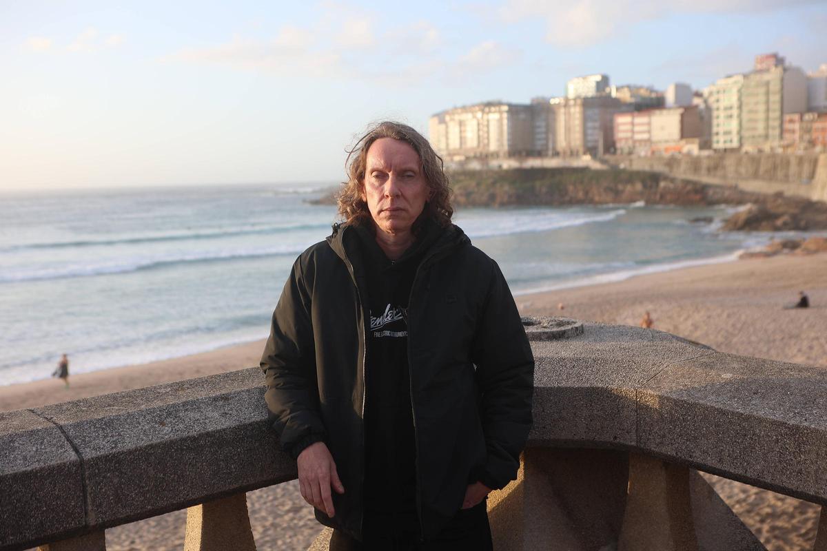 Jesús Suárez, afectado de retinosis pigmentaria, en el Paseo Marítimo.