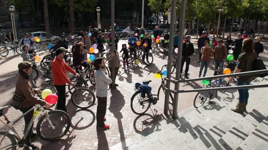 Diversos momentos de la marcha reivindicativa de Bici Crítica celebrada ayer.