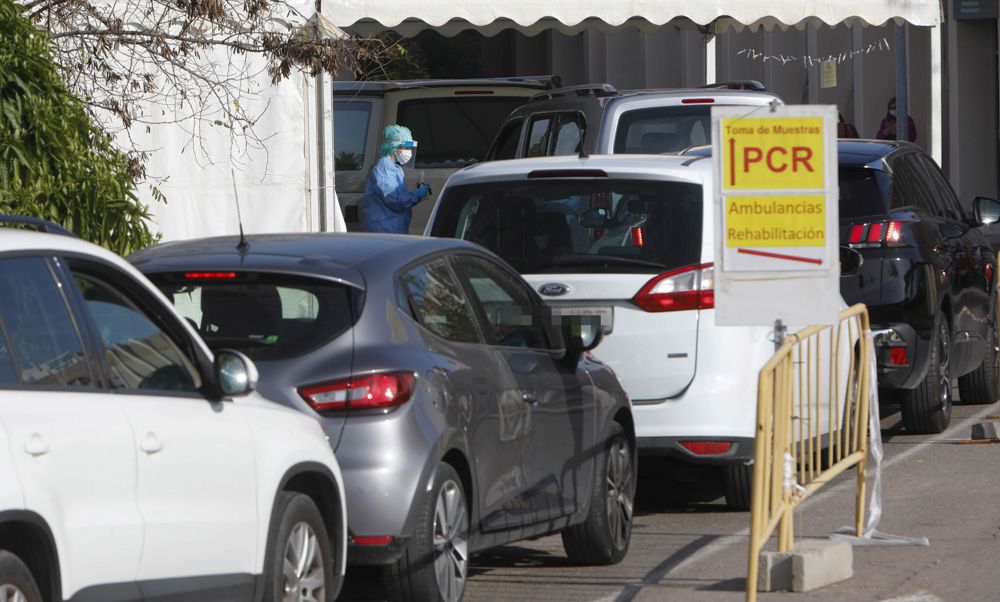 Colas para los test de Covid-19 en el Hospital de Sagunt, a las puertas de la Navidad.