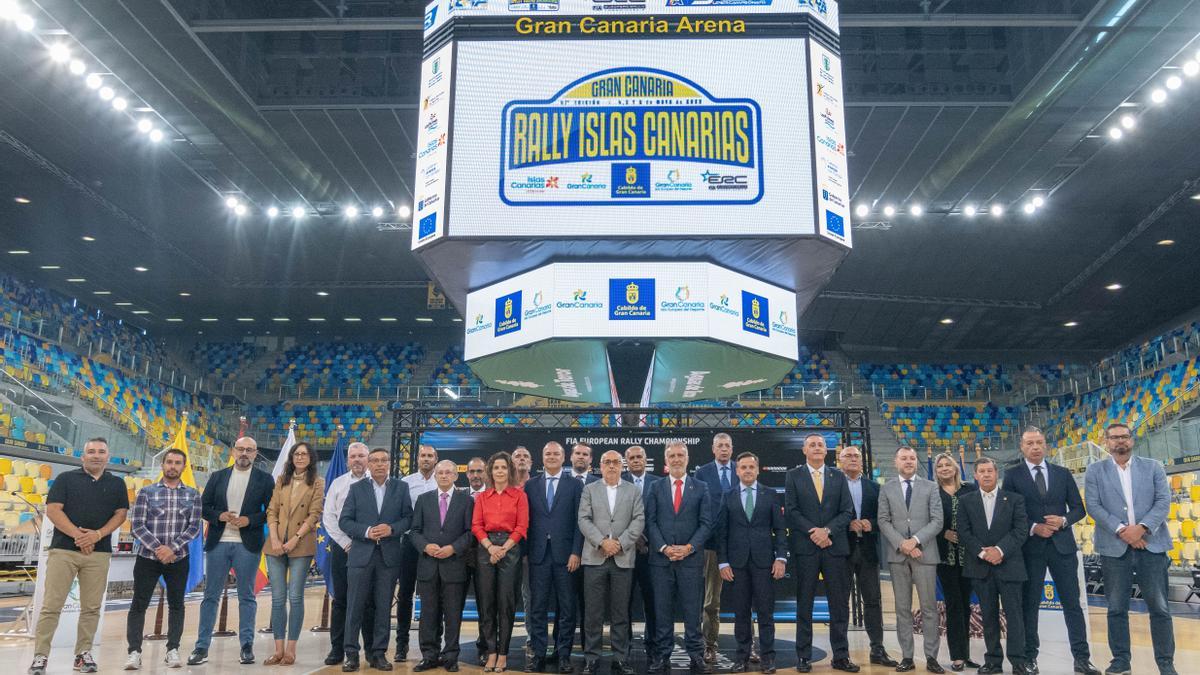 Foto de familia tras la presentación de la edición número 47 del Rally Islas Canarias, ayer en la pista del Gran Canaria Arena.