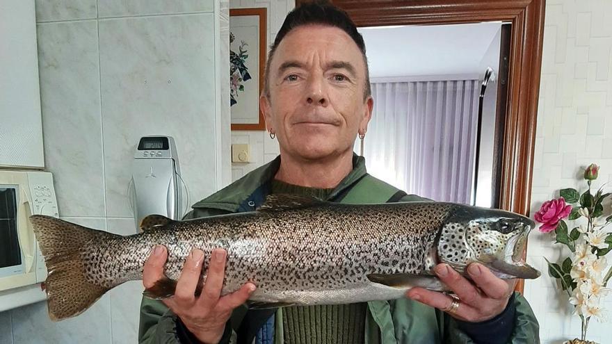 Truchas como salmones en el Nalón: un ribereño de Laviana pesca un &quot;campanu&quot; de casi tres kilos