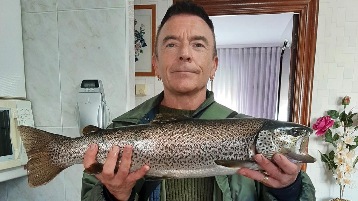 Francisco García, con la trucha de casi 3 kilos y 62 centímetros que sacó en el río Nalón en Laviana.