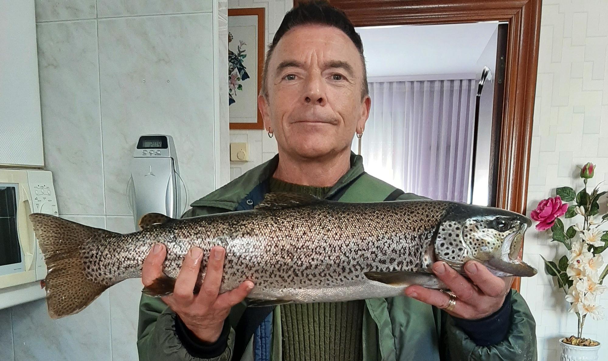 Denuncian la pesca furtiva de salmones con arpones en el río Narcea - La  Nueva España