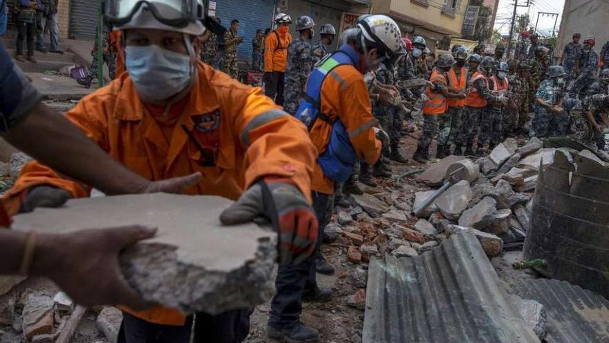 Un nuevo terremoto en Nepal deja al menos 57 muertos y un millar de heridos