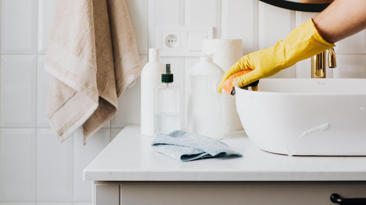 El truco para limpiar los azulejos de tu lavabo