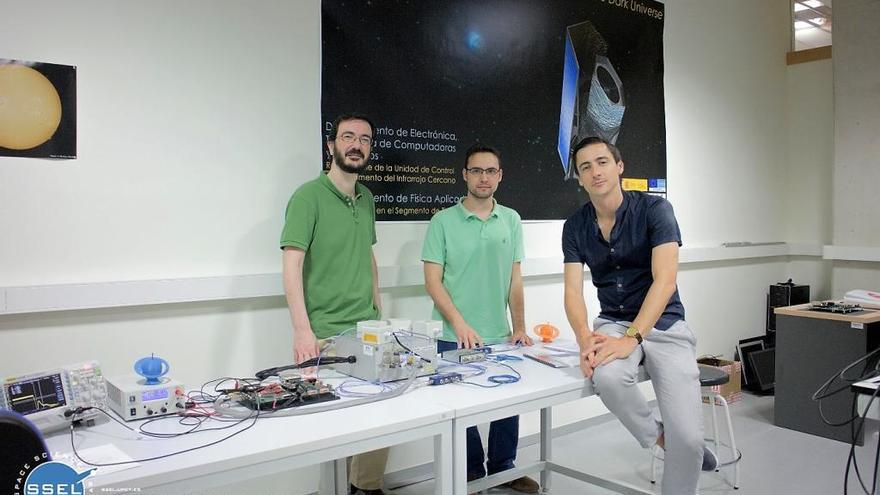 De izquierda a derecha, los investigadores Jaime Gómez, David Lizán y Rafael Toledo, de la UPCT.