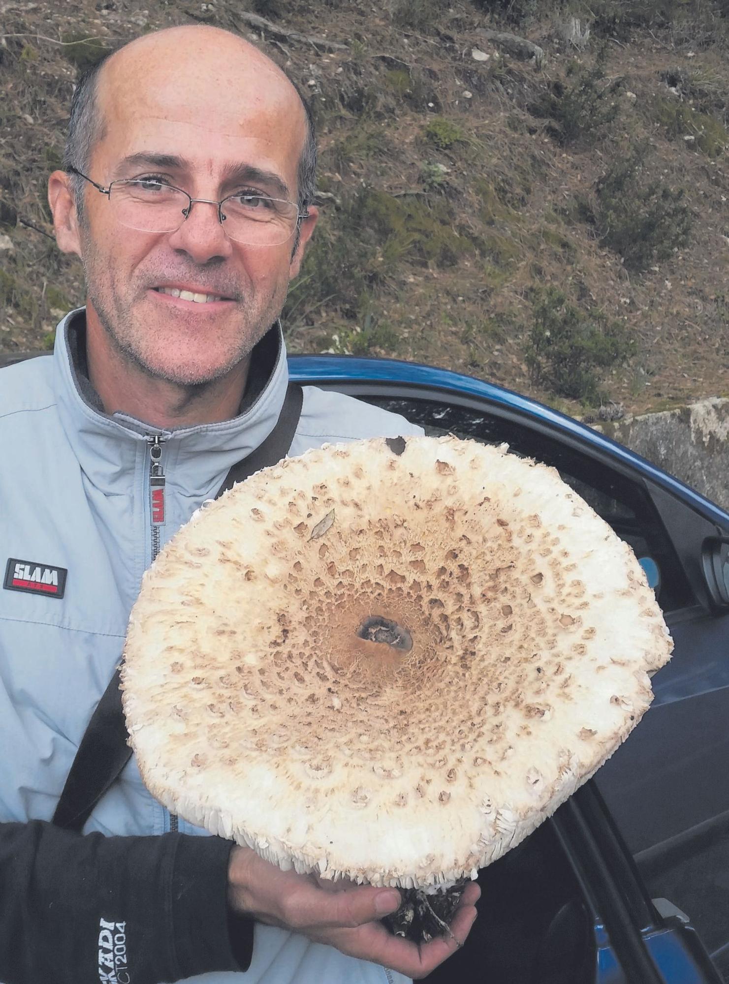 Lluís Cardell con un 
‘apagallums’ de 30 cm. 
de sombrero. |  B. FONT