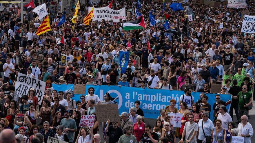 Unas 3.000 de personas claman en el centro de Barcelona contra la masificación turística: &quot;¡No estamos en venta!&quot;