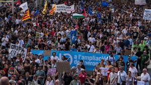 Miles de personas claman en Barcelona contra la masificación turística.