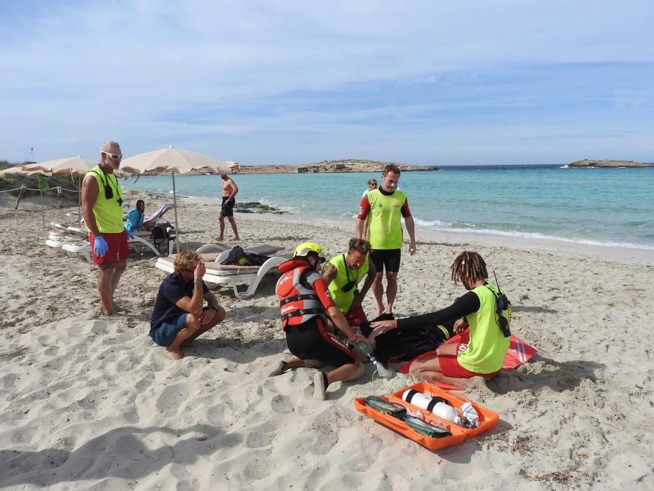 El ejercicio consistió en el rescate de dos personas de una embarcación que estaba supuestamente ardiendo en el mar