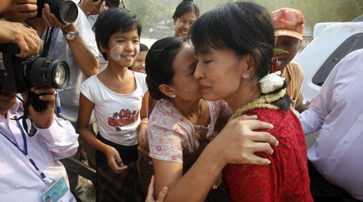 Aung San Suu Kyi va a votar en unes eleccions històriques a Birmània.