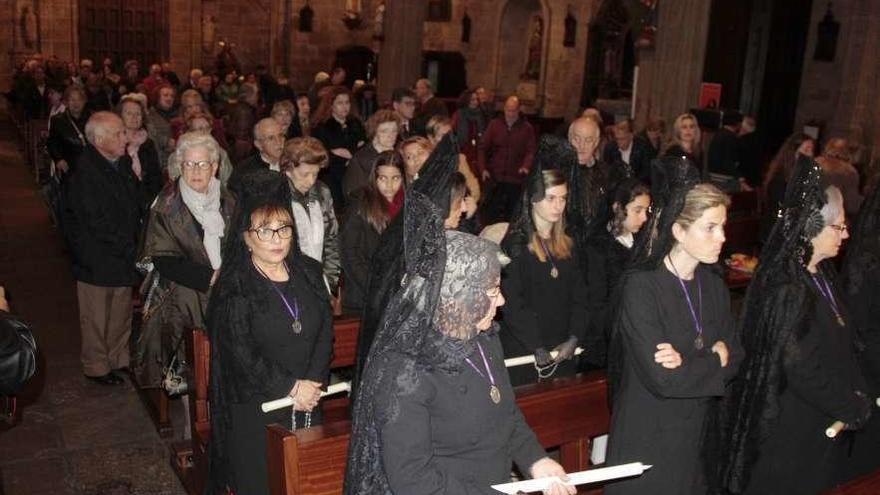 Cofrades del mayor dolor, tocadas con mantillas, durante la misa oficiada ayer en la basílica. // Julio Santos