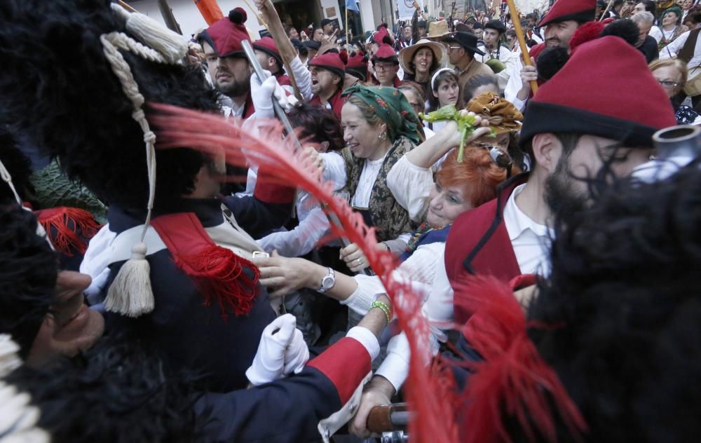 La representación de la Reconquista de Vigo vuelve a abarrotar las calles del Casco Vello de miles de vigueses