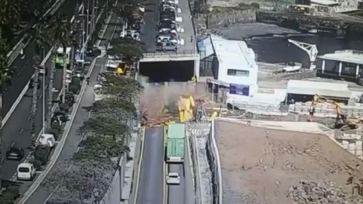 Un camión choca contra la primera pasarela peatonal de Valleseco.