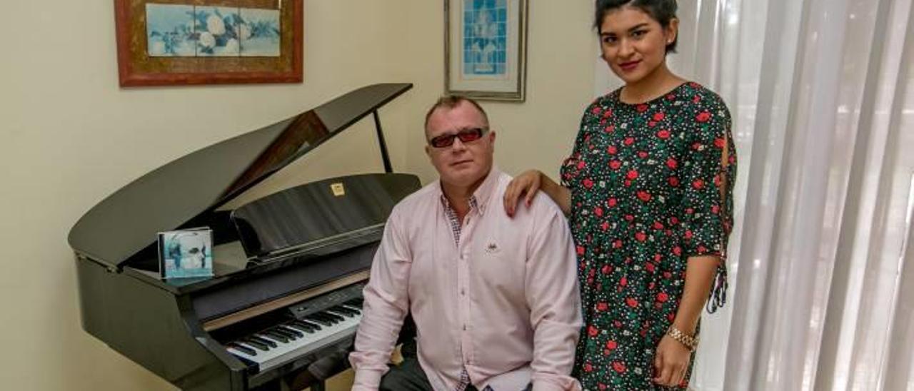 El músico ilicitano Manuel Ramos, frente al piano, junto a la cantante Oriana Quintero, que pone voz al proyecto en honor al 75 aniversario de la muerte de Miguel Hernández.