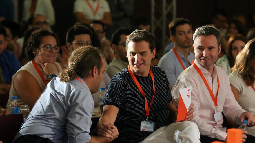 Rivera, junto a Juan Cassá y Guillermo Díaz en un momento de la jornada de ayer.