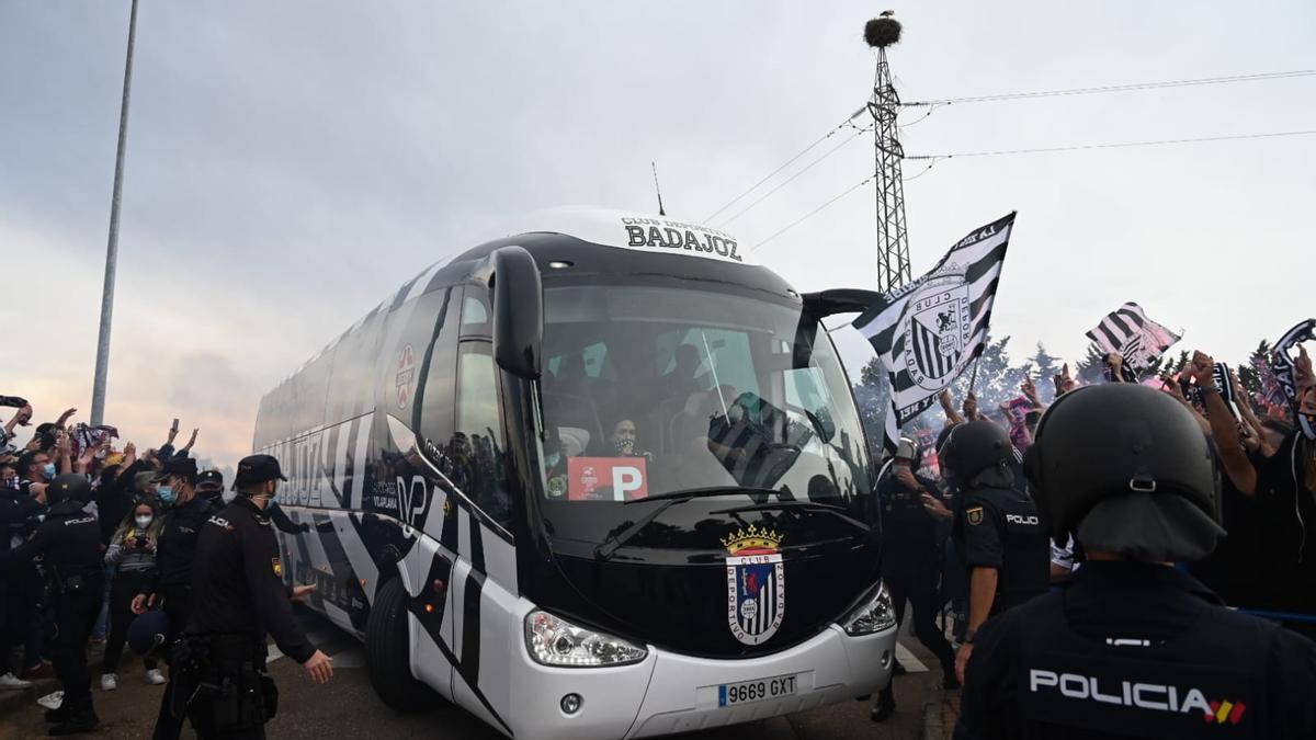 El autobús del Badajoz, llegando.