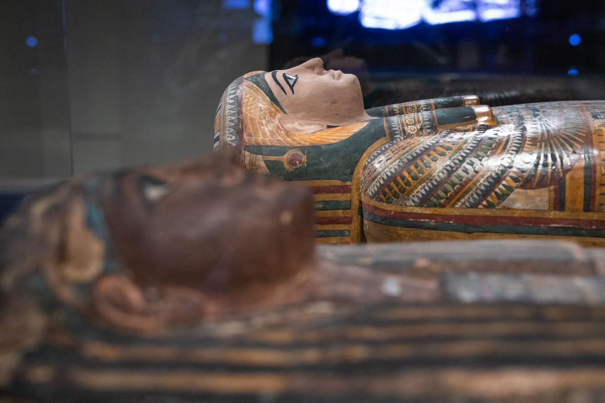 Imagen del Sarcófago medio de Takhenemet de la dinastía del c.700 a.C. (Tebas, Egipto) en la exposición 'Momias de Egipto' del Cosmocaixa (Barcelona).