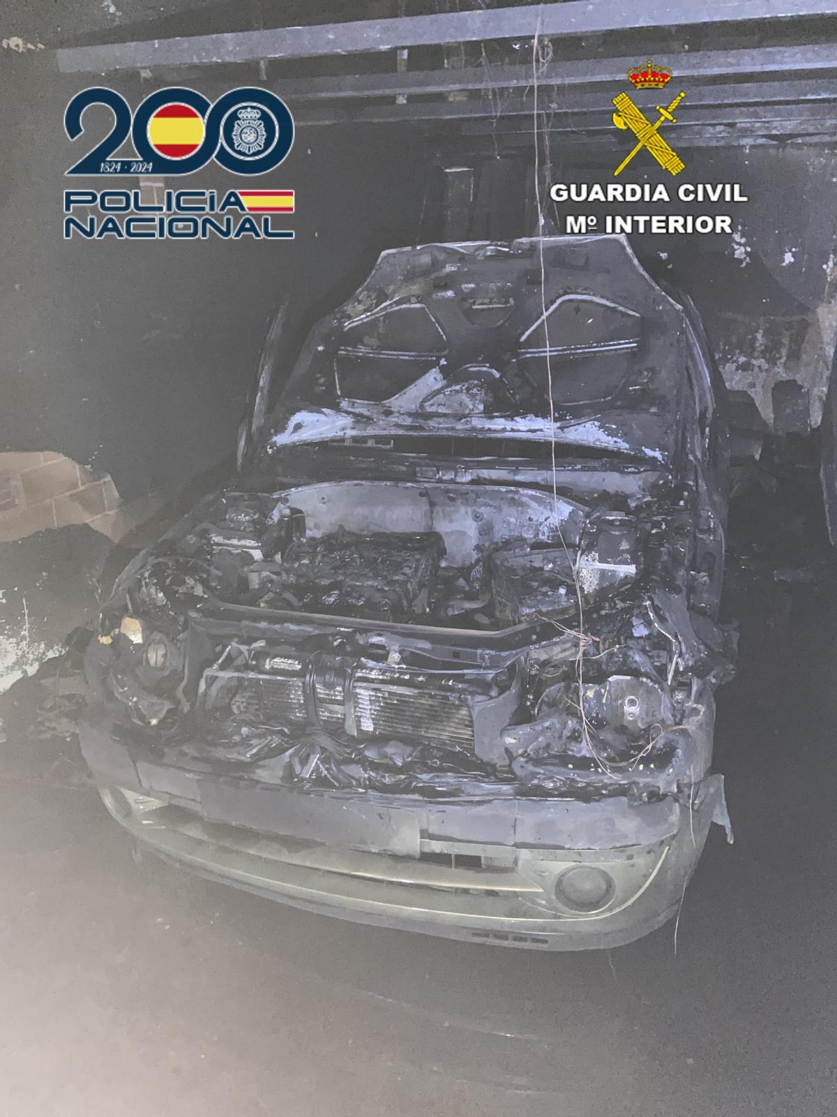 Uno de los vehículos incendiados.