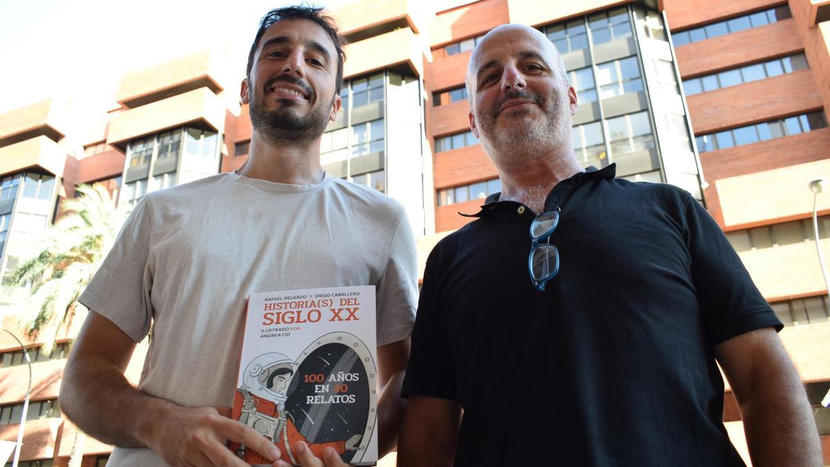 Diego Caballero y Rafael Delgado, autores de 'Historia(s) del Siglo XX. 100 años en 40 relatos' (Desperta Ferro Ediciones, 2024)