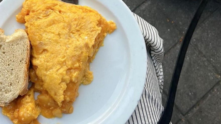Una empresaria valenciana visita A Coruña, prueba &quot;la mejor tortilla que me he comido nunca&quot; y critica al restaurante: &quot;Atención nefasta&quot;