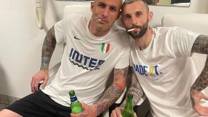 Alex Cordaz y Marcelo Brozovic, jugadores del Inter, en la celebración de una Coppa de Italia.