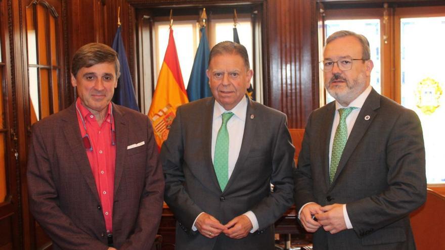 Enrique Martínez, Alfredo Canteli y Alfredo García Quintana, ayer, en el Ayuntamiento de Oviedo.