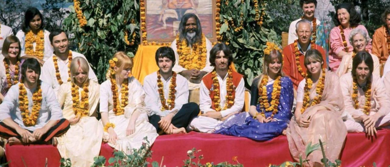 Los Beatles y sus parejas, con el Maharishi y otros discípulos en Rishikesh.  |