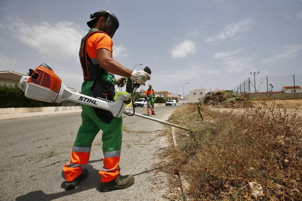 El Ayuntamiento ha encargado un plan de choque de limpieza de urbanizaciones y el centro del casco urbano. Sin contrato, por valor de 117.000 euros mensuales  que se suma a la factura millonaria de 14