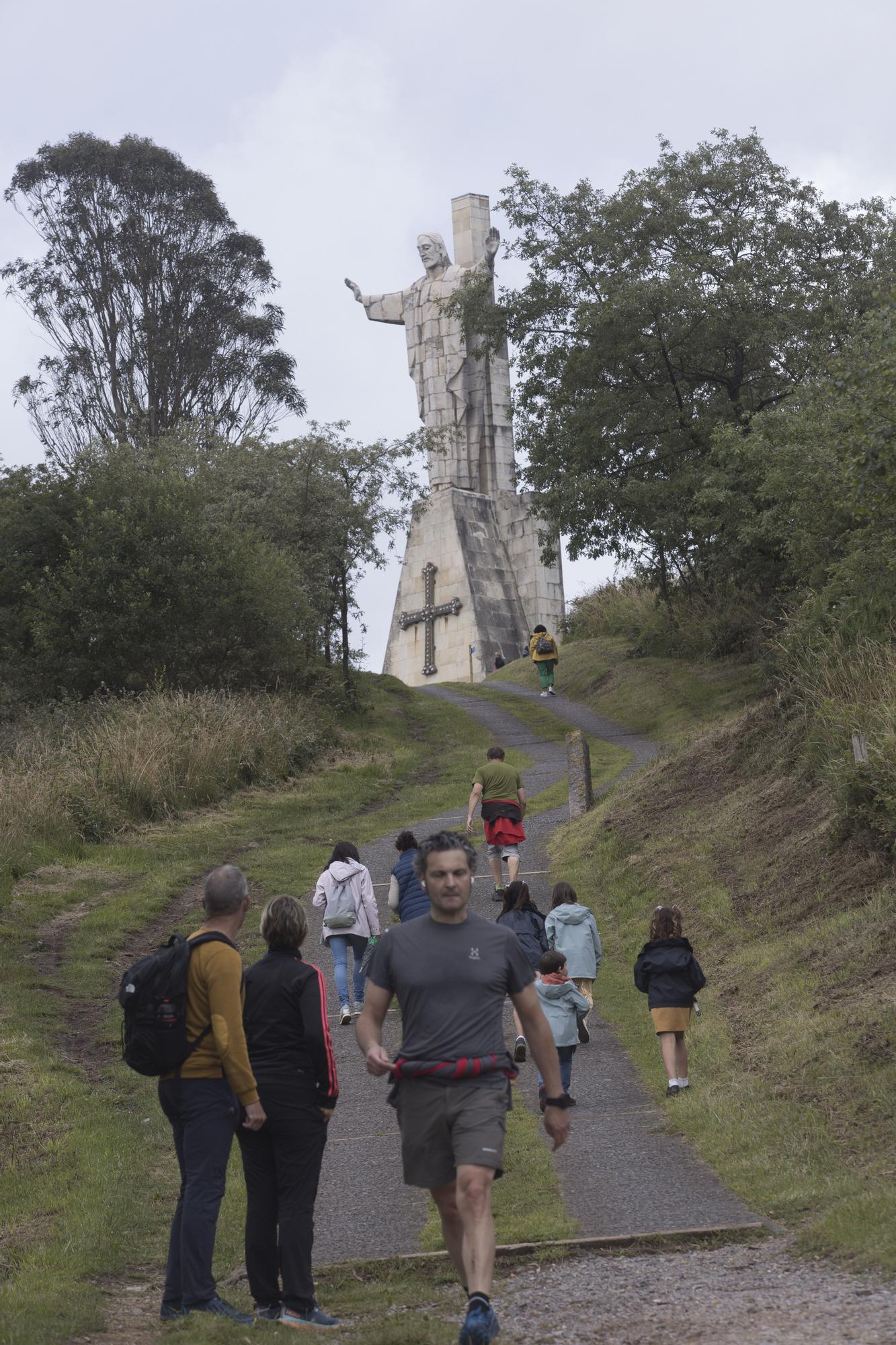 EN IMÁGENES: Jira al Sagrado Corazón en la cima del Naranco