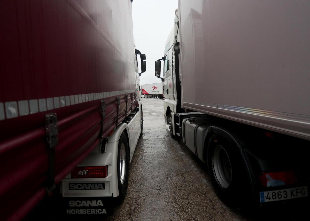 Numerosos transportistas permanecen atrapados en El Rebollar