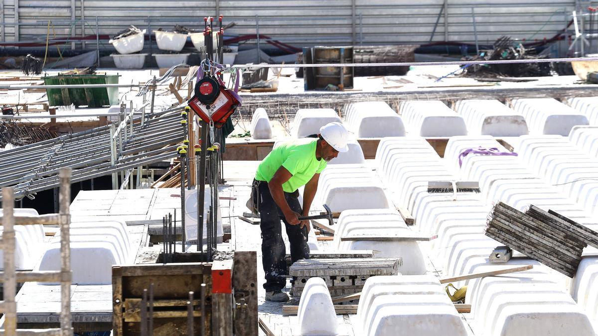 Un trabajador en un edificio en construcción en València.