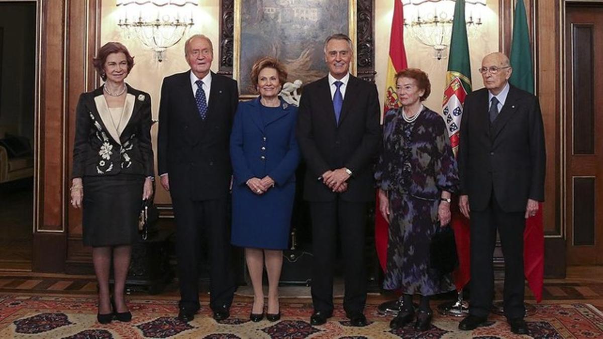 La reina Sofía y el rey Juan Carlos, la primera dama portugesa, Maria Cavaco Silva, el presidente portugués, Anibal Cavaco Silva, la primera dama italiana, Clio Maria Pittoni, y el mandatario italiano, Giorgio Napolitano, el martes.