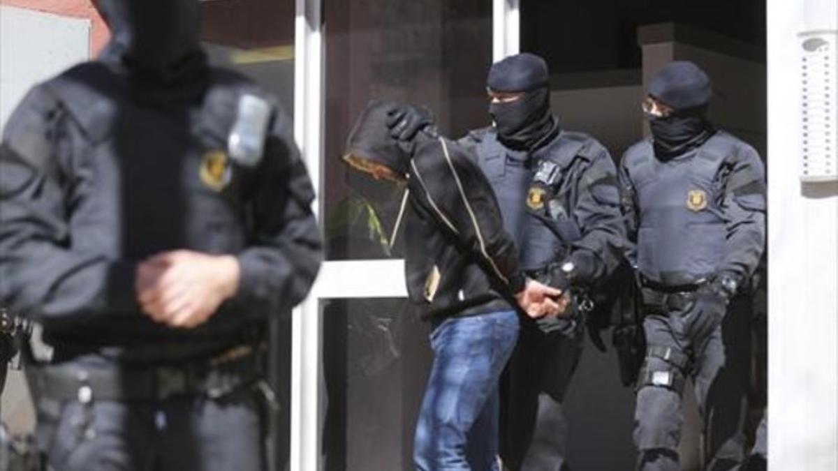 Los Mossos detienen a un presunto yihadista en Sabadell, el pasado abril.