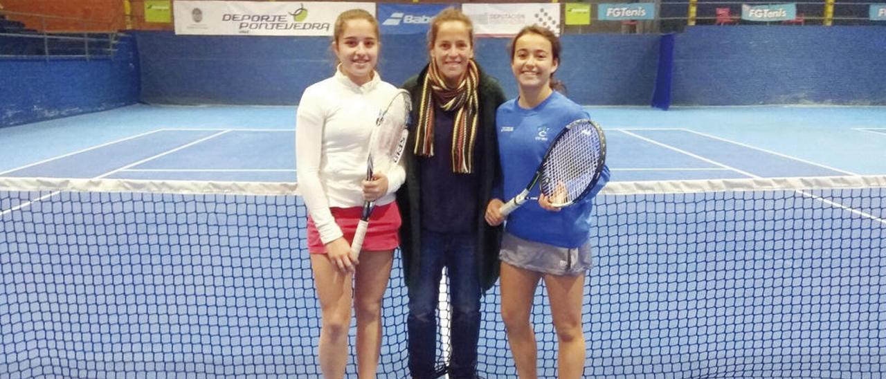 Clara López, a la izquierda, junto a Lourdes Domínguez y la campeona. FdV