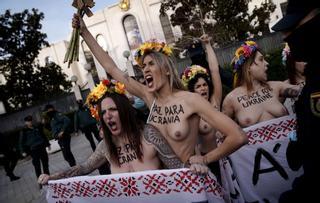 Activistas de Femen protestan contra la guerra ante la embajada rusa en Madrid