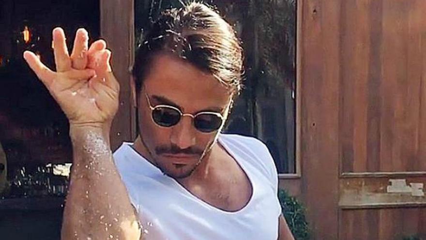 Llega el &#039;estilo Salt Bae&#039;, la nueva forma de salpimentar los platos